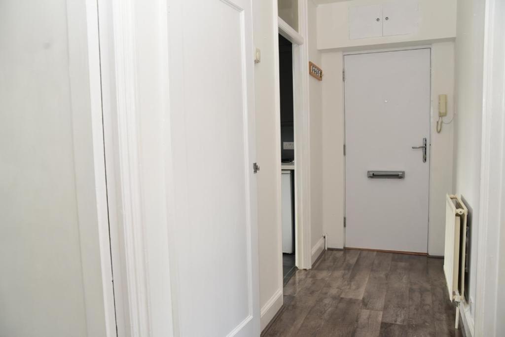 Bright And Spacious 2 Bedroom Apartment 萨顿 外观 照片